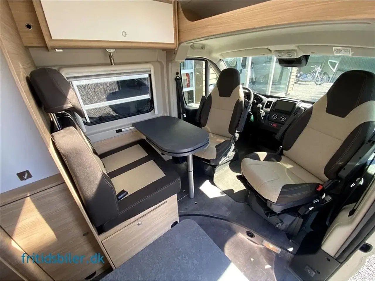 Billede 6 - 2022 - RoadCar R 601 140 Hk   Roadcar R601 med køjer og 4 sovepladser den smarte lille campervan til familien på 4