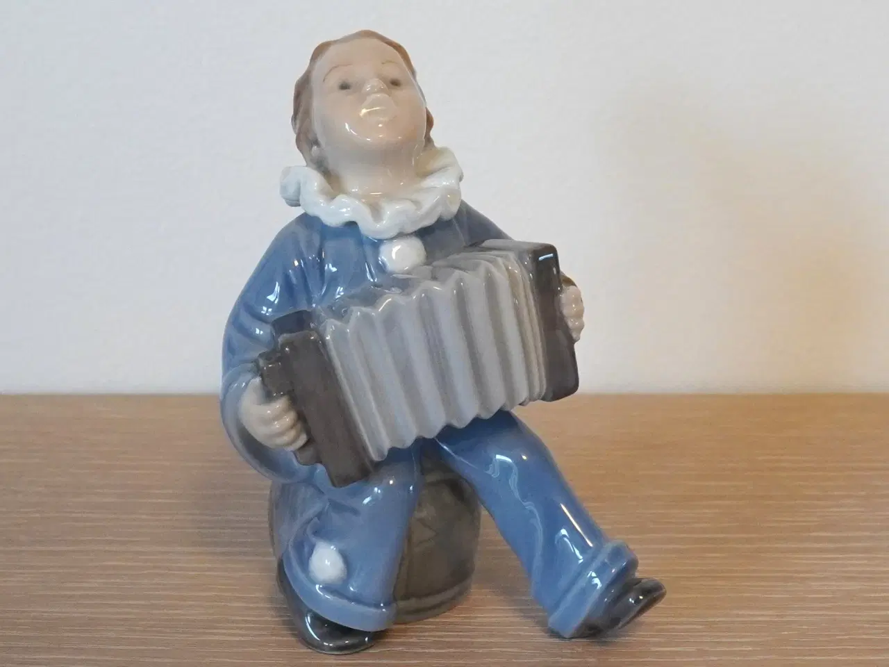 Billede 1 - Barn med harmonika 1. sort. Ada Bonfils f RC 1945