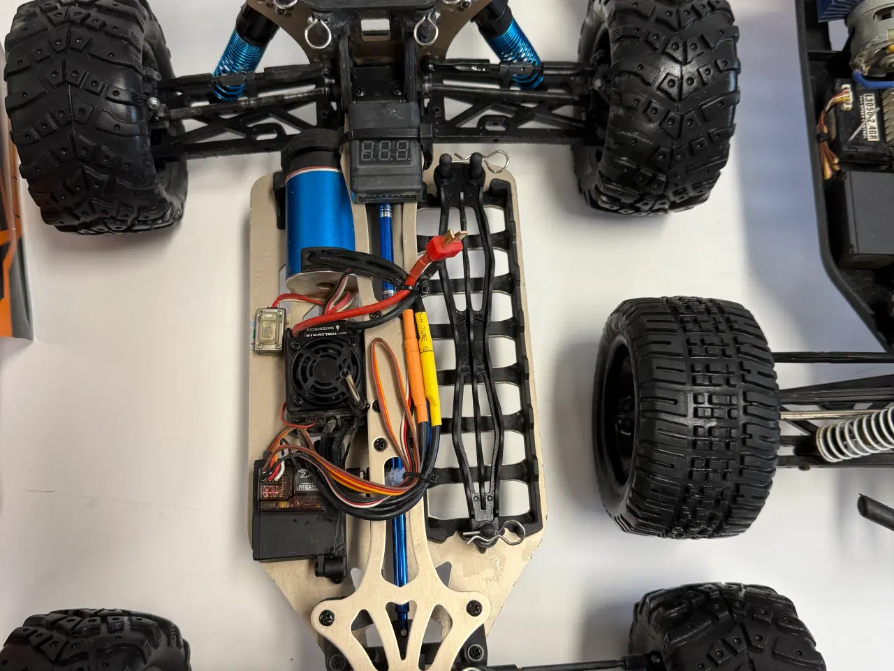 Billede 3 - RC sæt med 2 fjernstyrede 4X4 offroad biler m.v.