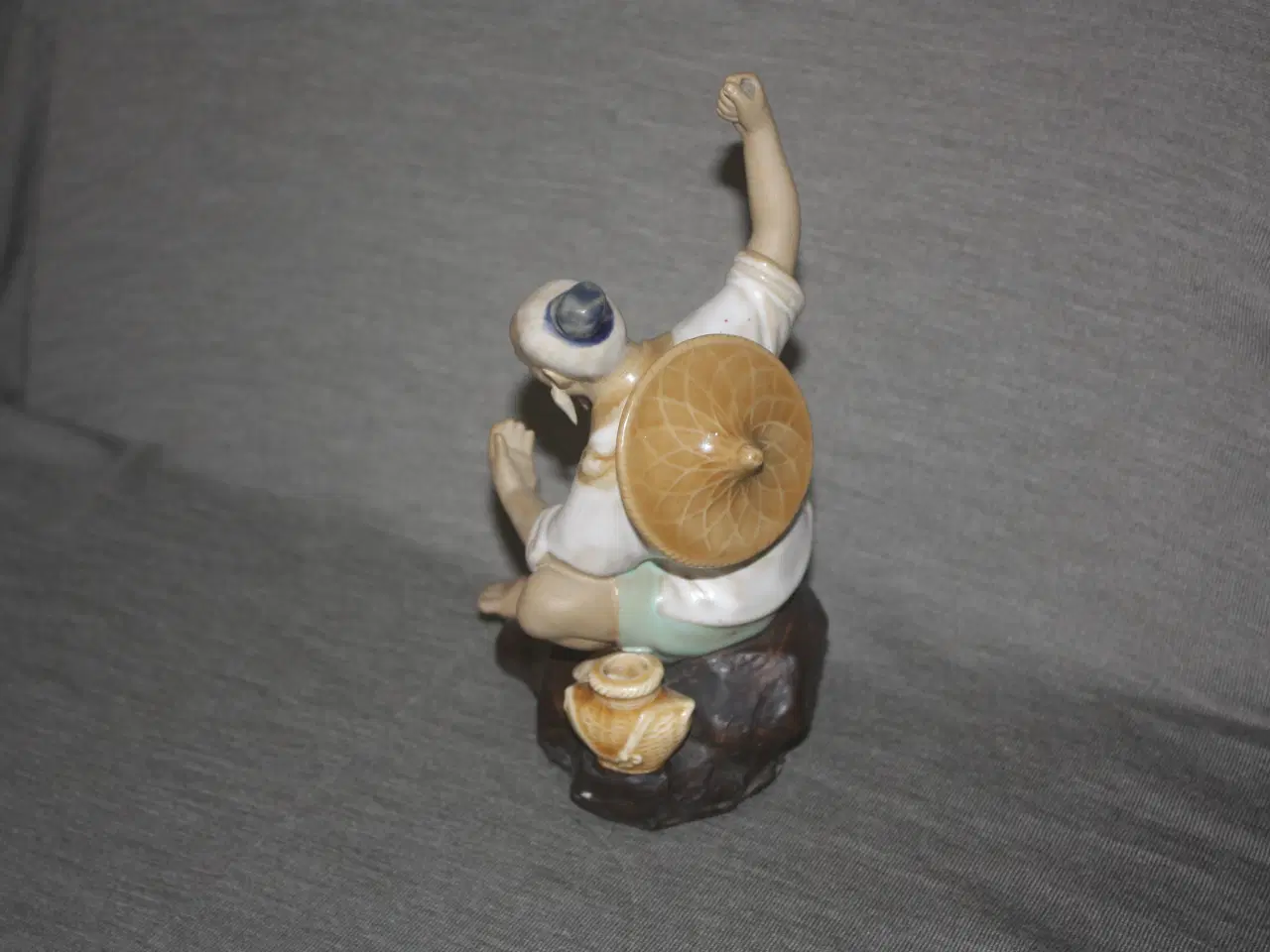 Billede 4 - Keramisk Figur af kinesisk fisker højde 20,5 cm.