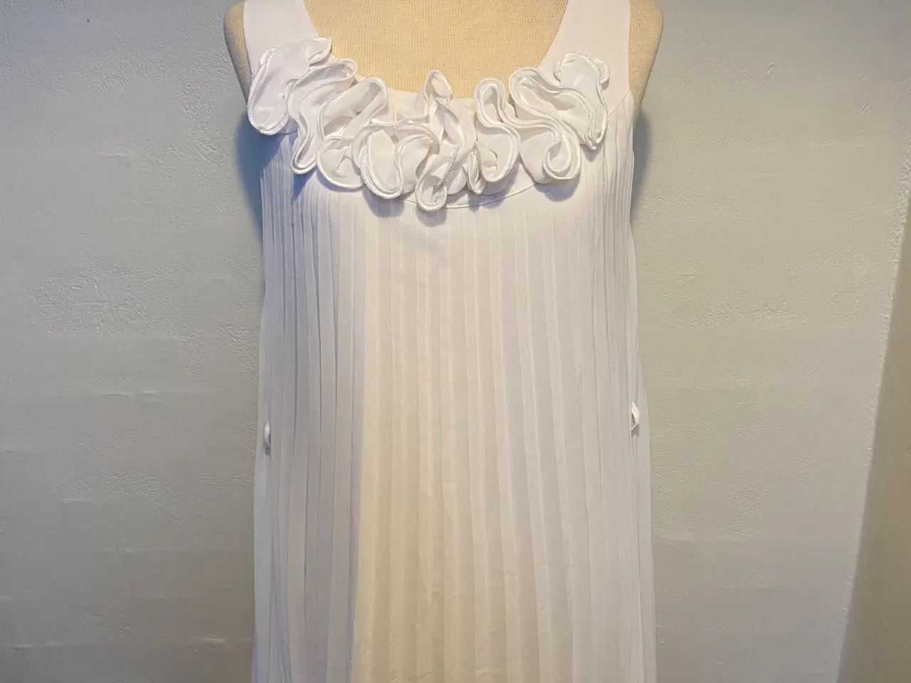 Billede 3 - Hvid bluse/kjole Str xs længde 90 cm
