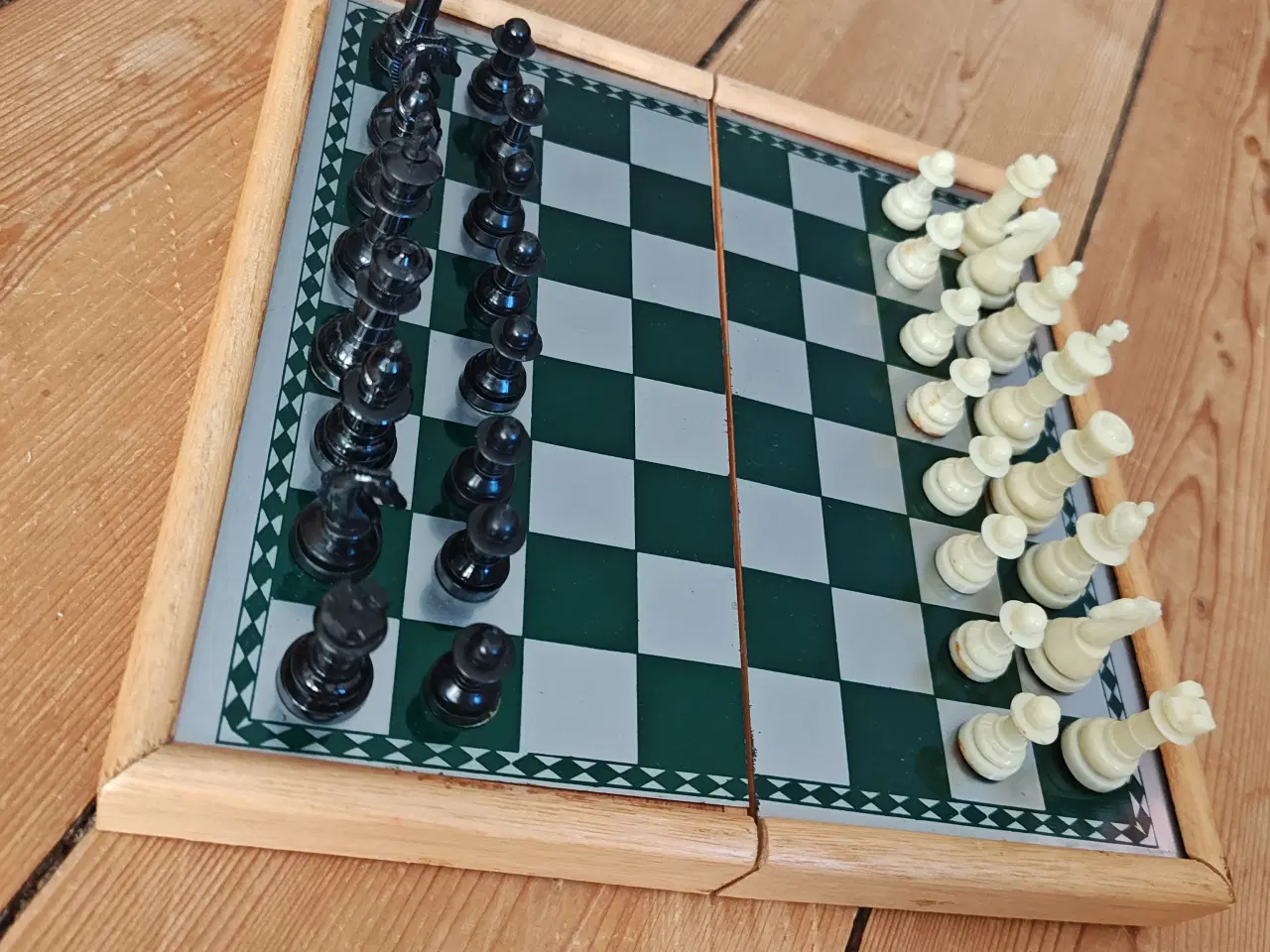 Billede 2 - Skak Brætspil med magneter og magnet luk
