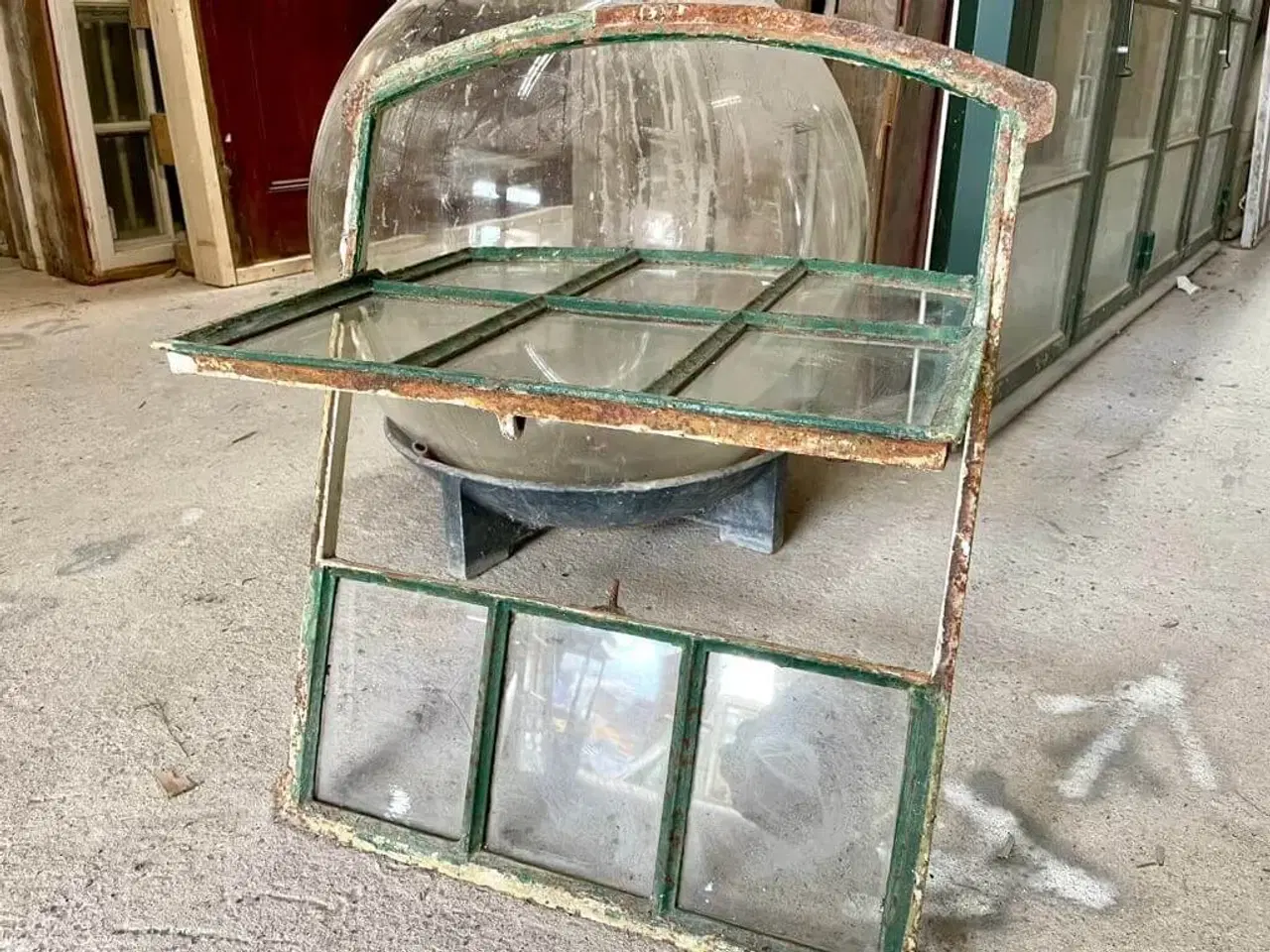 Billede 2 - Klassisk, buet støbejernsvindue