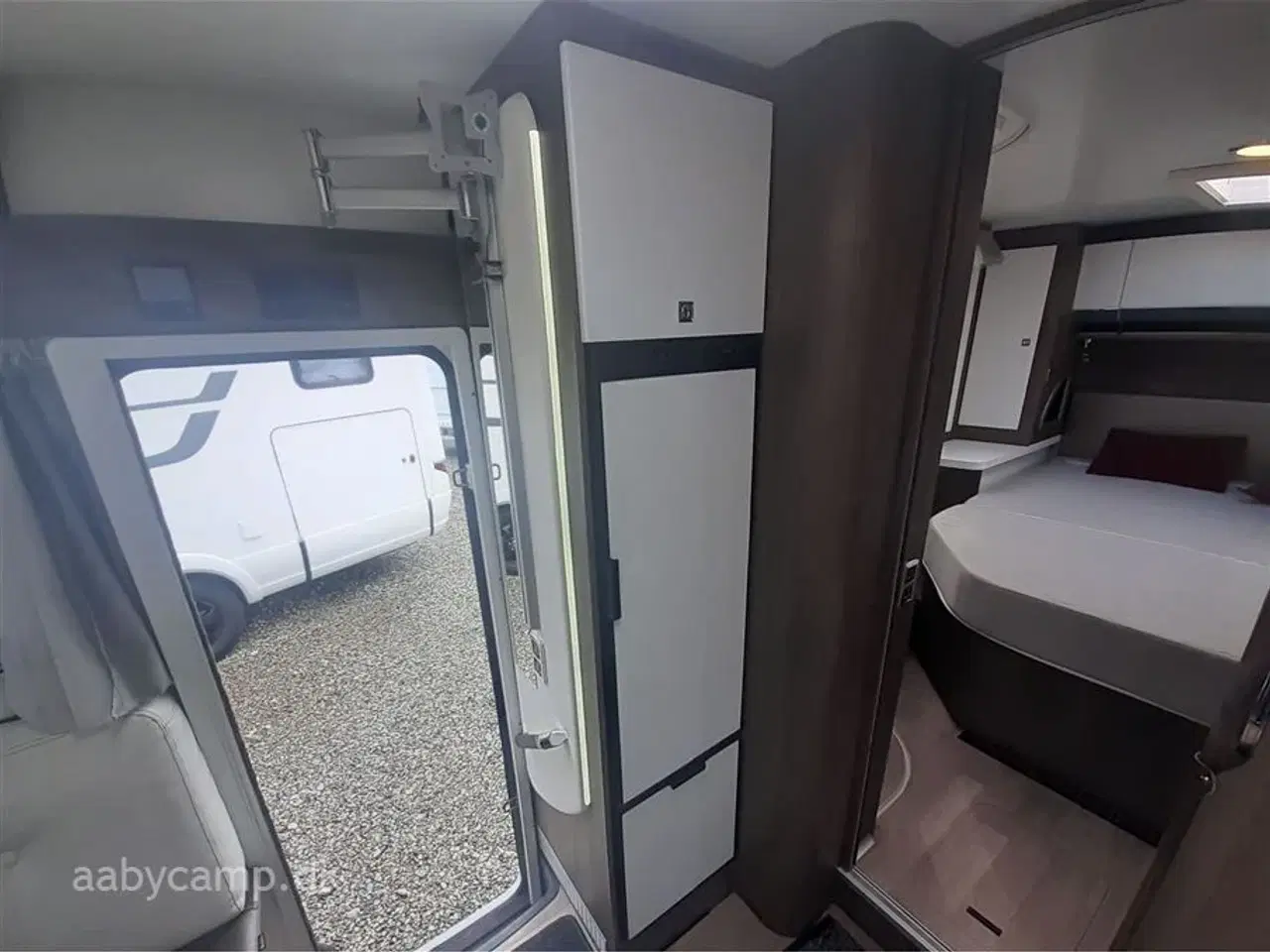 Billede 10 - 2020 - Benimar Amphitryon 997   NK-pakke. automatgear. solceller. ovn. lædersæder. queensbed.