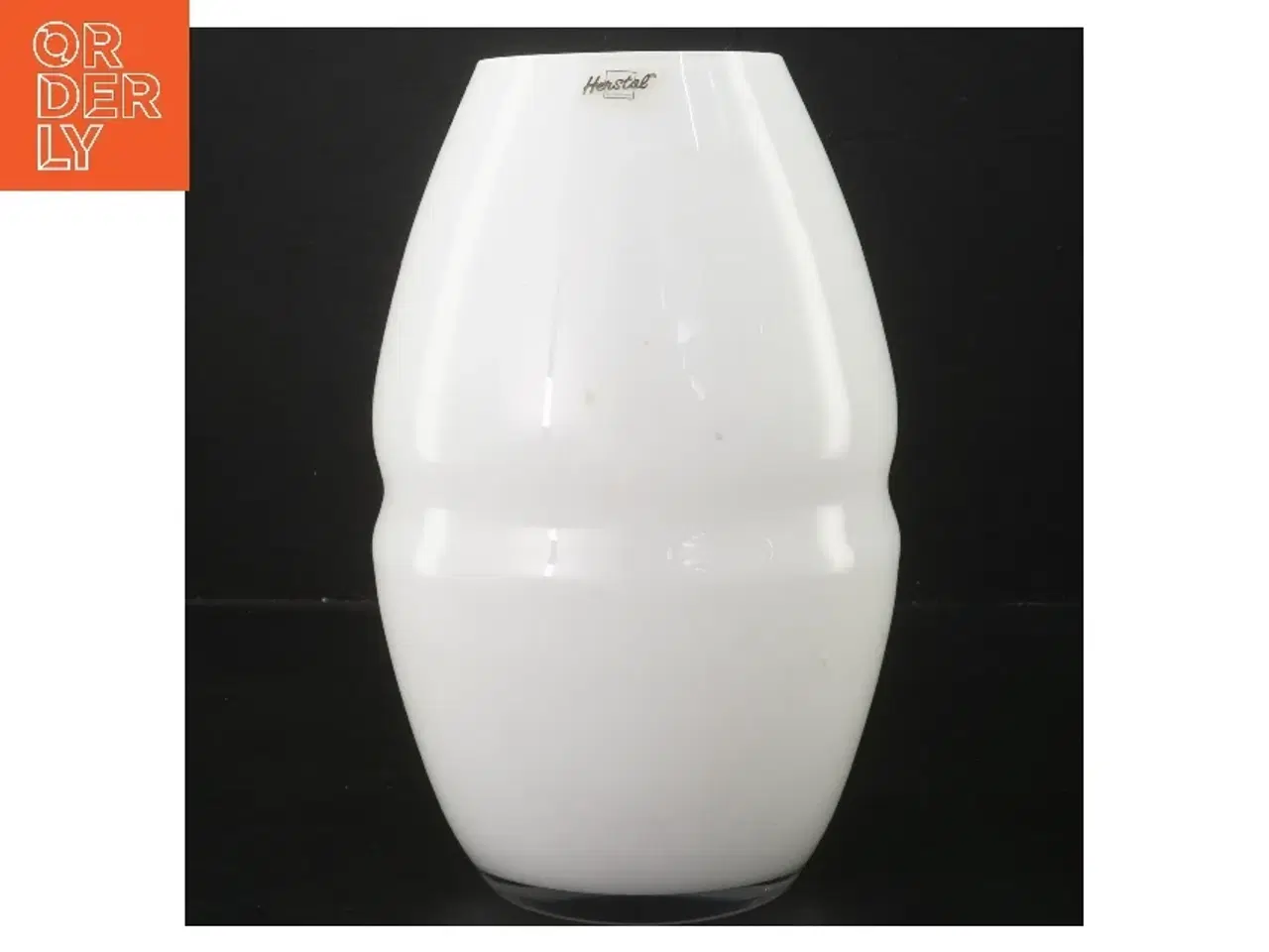 Billede 1 - Hvid vase fra Herstal fra Herstal (str. Ø 8 cm længde 23 cm)