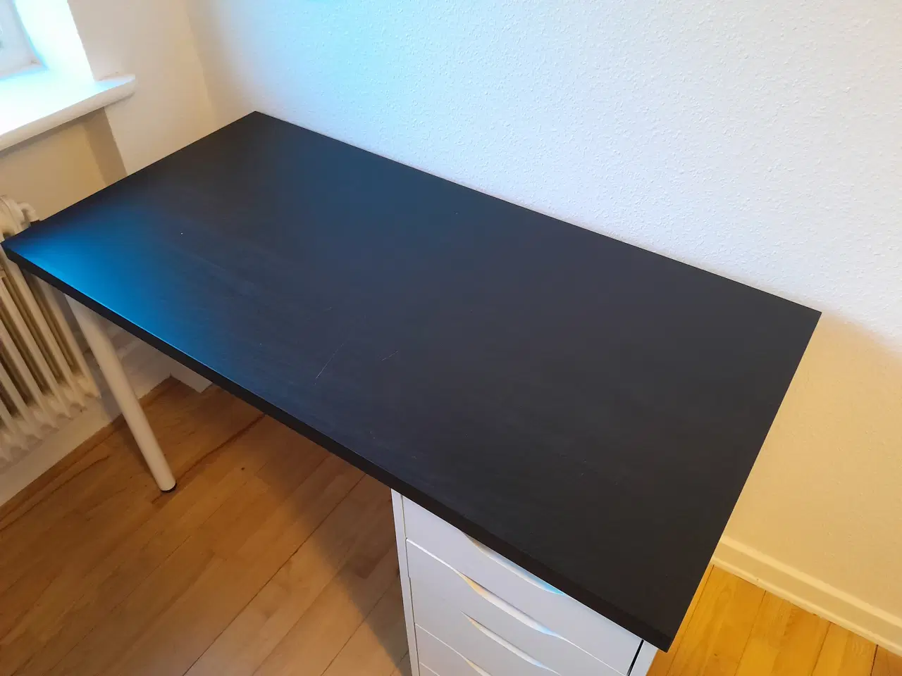 Billede 3 - Skrivebord med skuffer (LAGKAPTEN / ALEX fra IKEA)