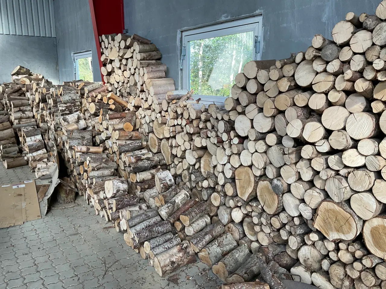 Billede 1 - Brænde, tørt, savet og klar til brug