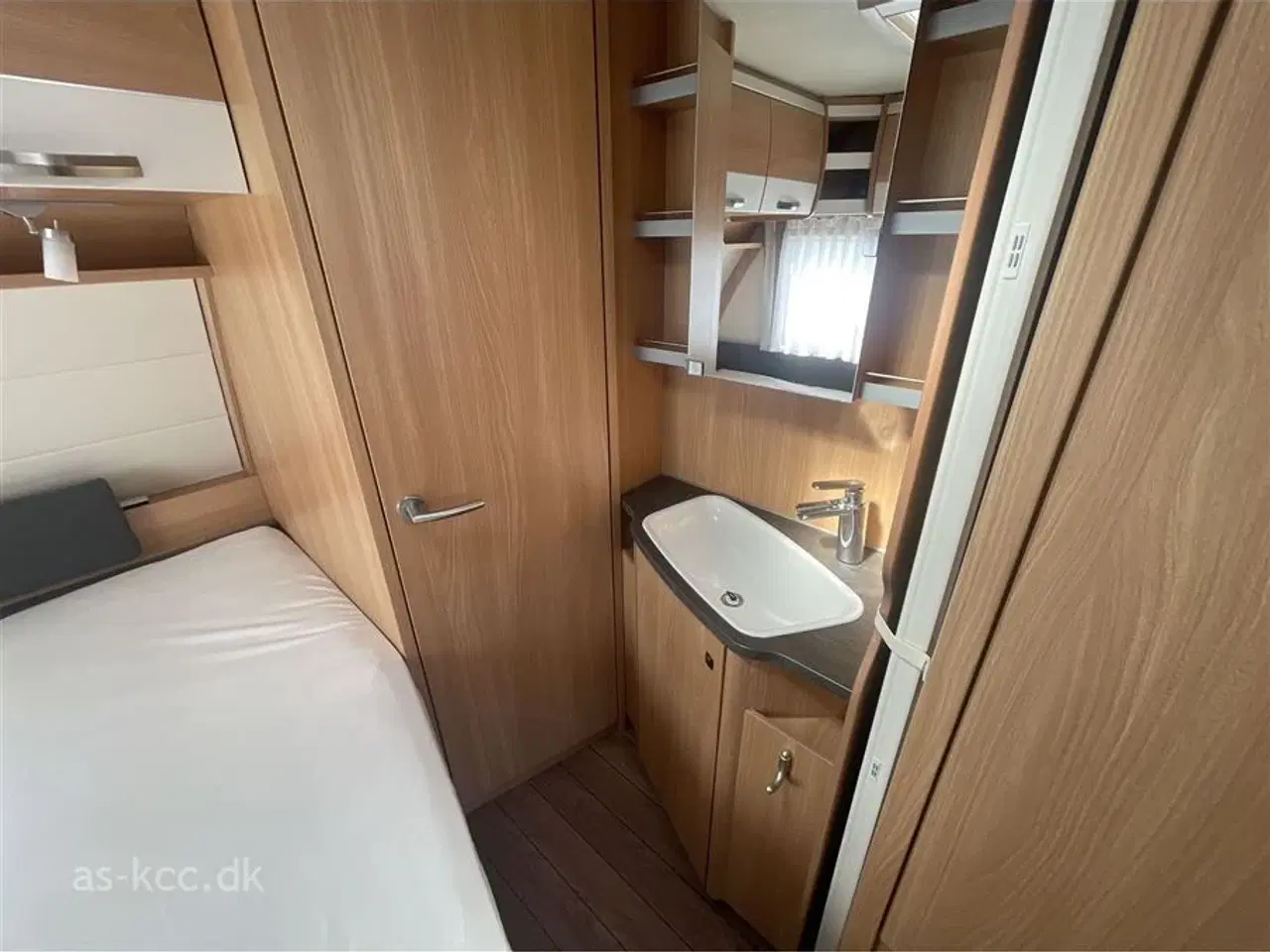 Billede 9 - 2018 - Knaus Südwind Silver Selection 450 FU   Knaus Südwind Silver Selection årg. 2018 4 sovepladser, 5 siddepladser, mover, posemarkise, cykelholder.