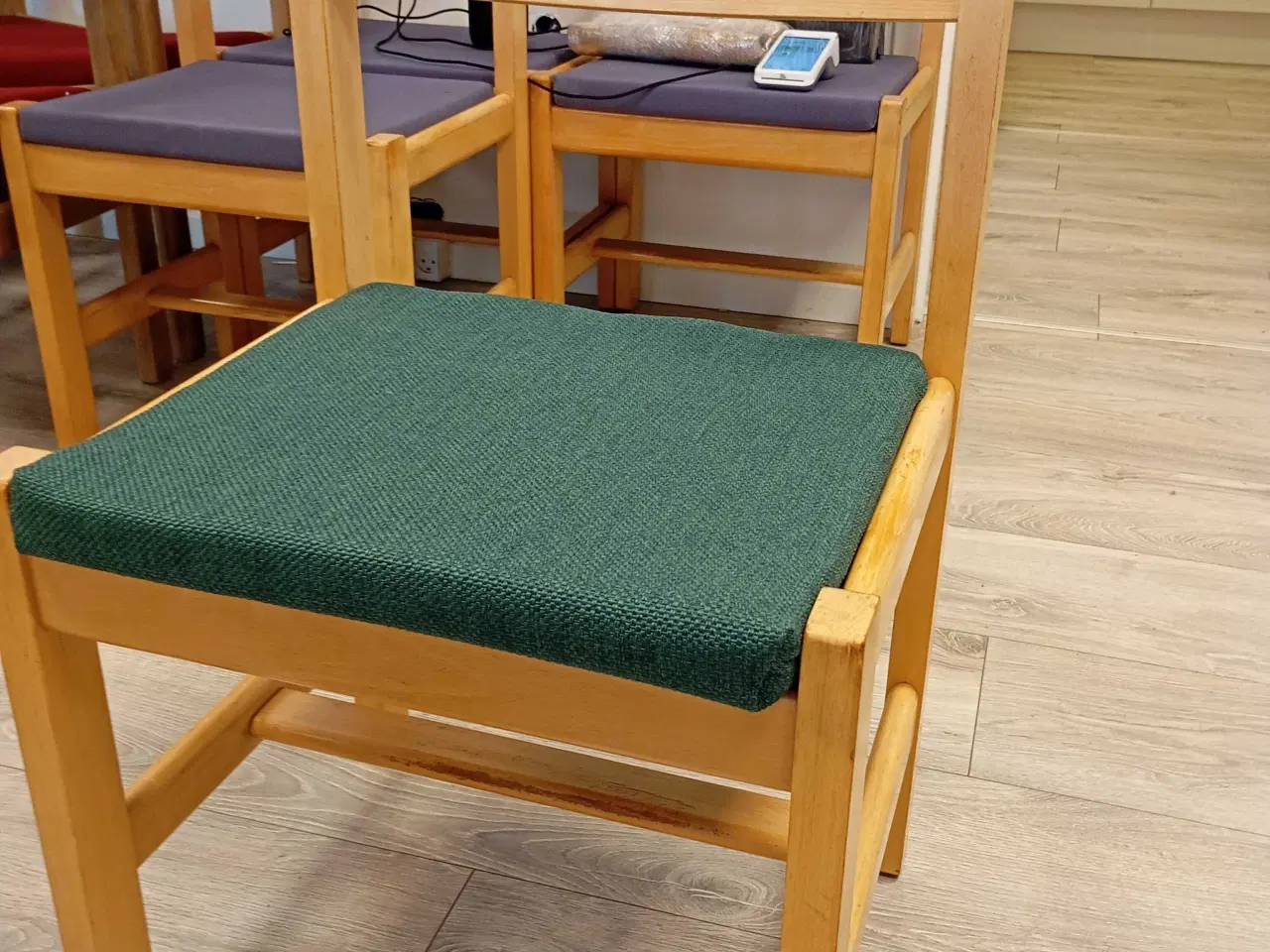 Billede 3 - 4 stk Hans J Wegner stole, med nyt betræk.