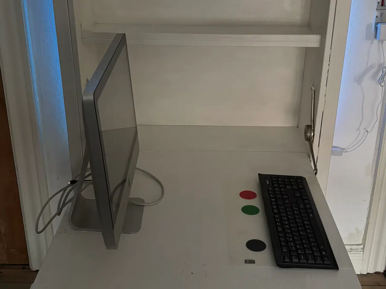 Billede 2 - Hvid skrivebord sælges