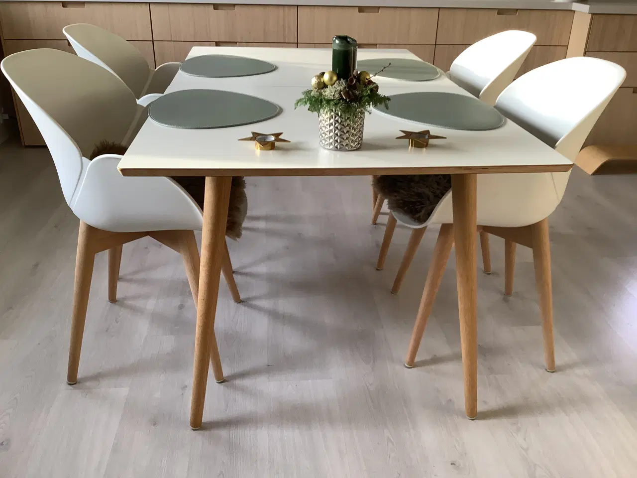 Billede 2 - Dansk designet Spisebord med 4 stk. Casø stole