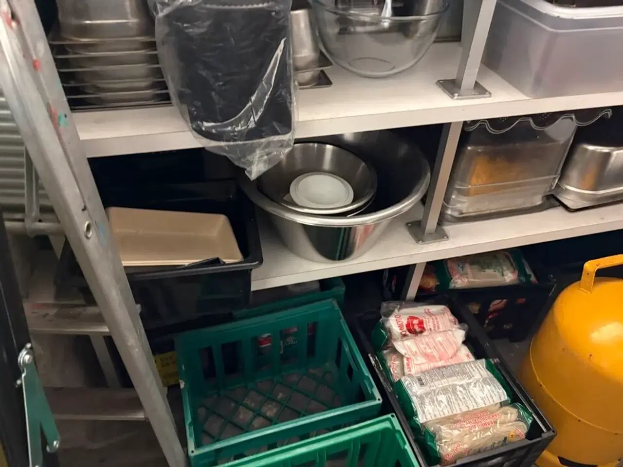 Billede 3 - Indhold i kælderrum af diverse emballage, gastrobakker, køkkenmaskiner, m.v.