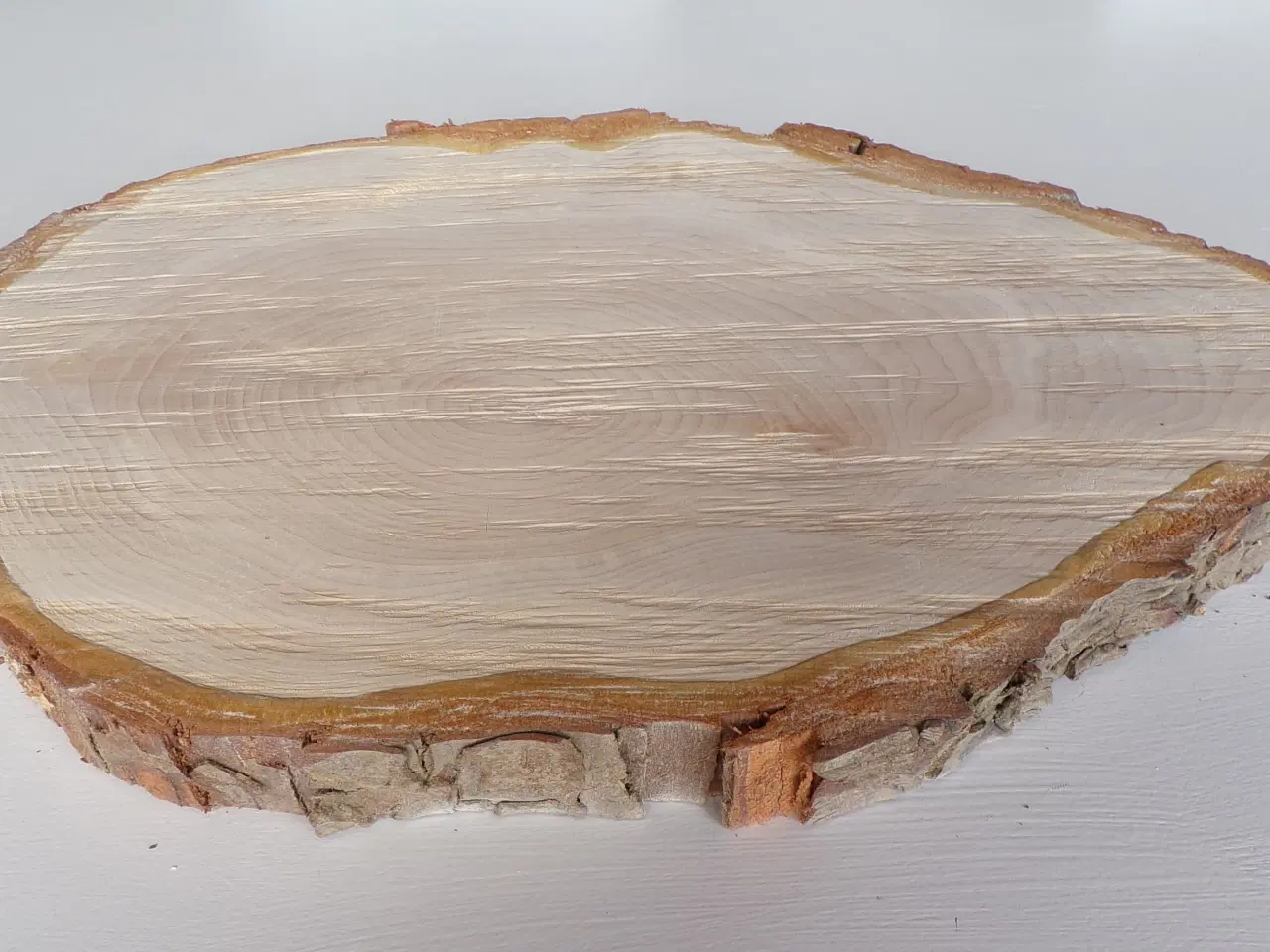 Billede 4 - NY Thuja Træskive med bark 38 cm lang