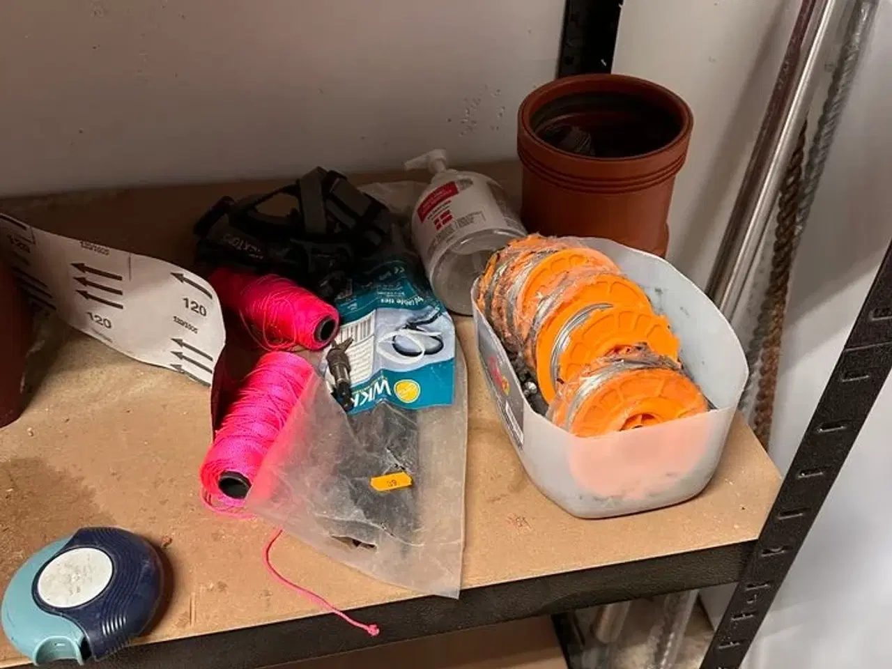 Billede 21 - Indhold på reoler af diverse håndværktøj, sikkerhedsdragter mv.