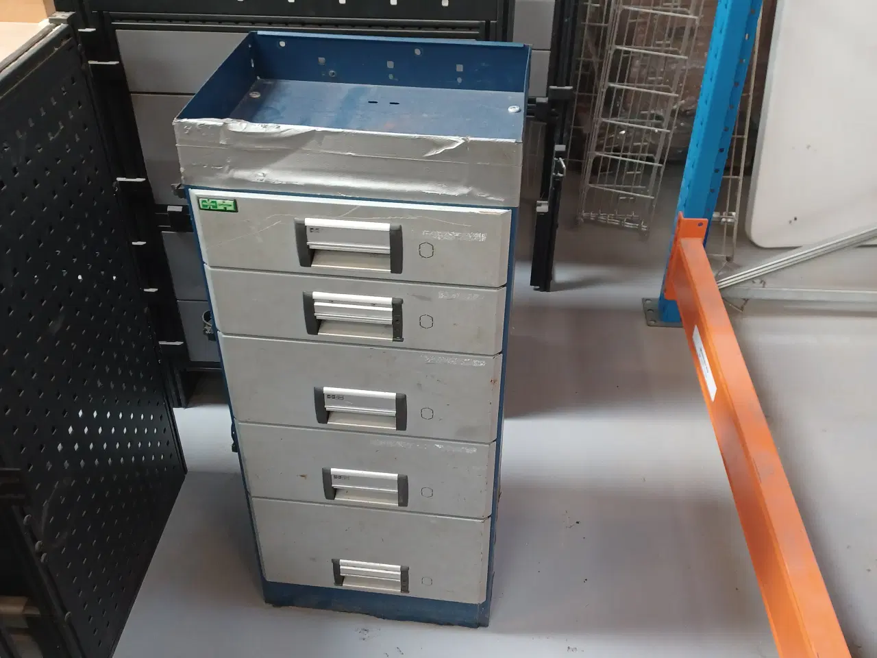 Billede 8 - varebil reoler på lageret