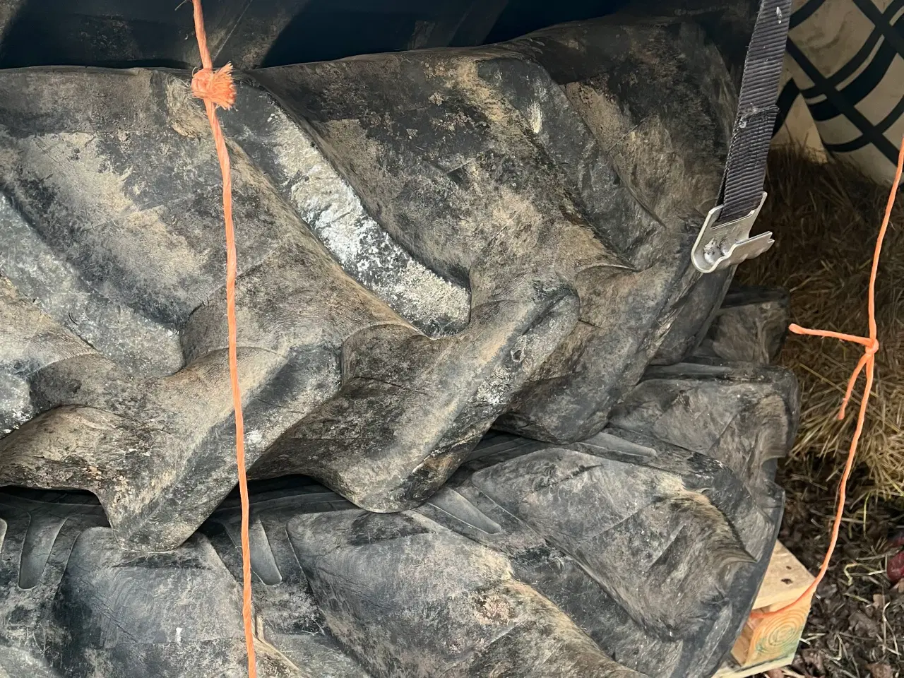 Billede 3 - 2 stk 16.9-34 Traktordæk og slanger