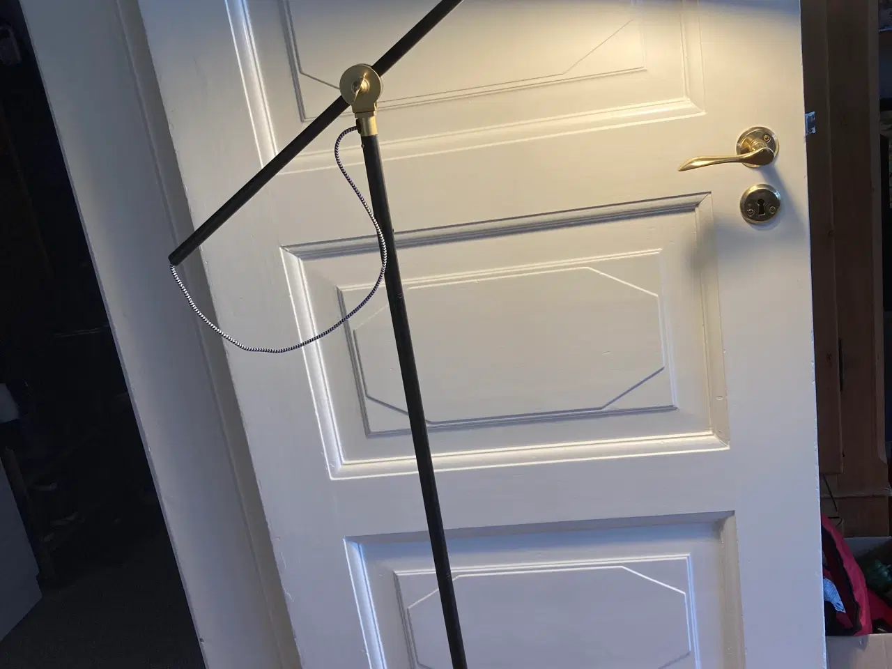 Billede 2 - Standerlampe fungerer fint, pæn, sort m. gyldent