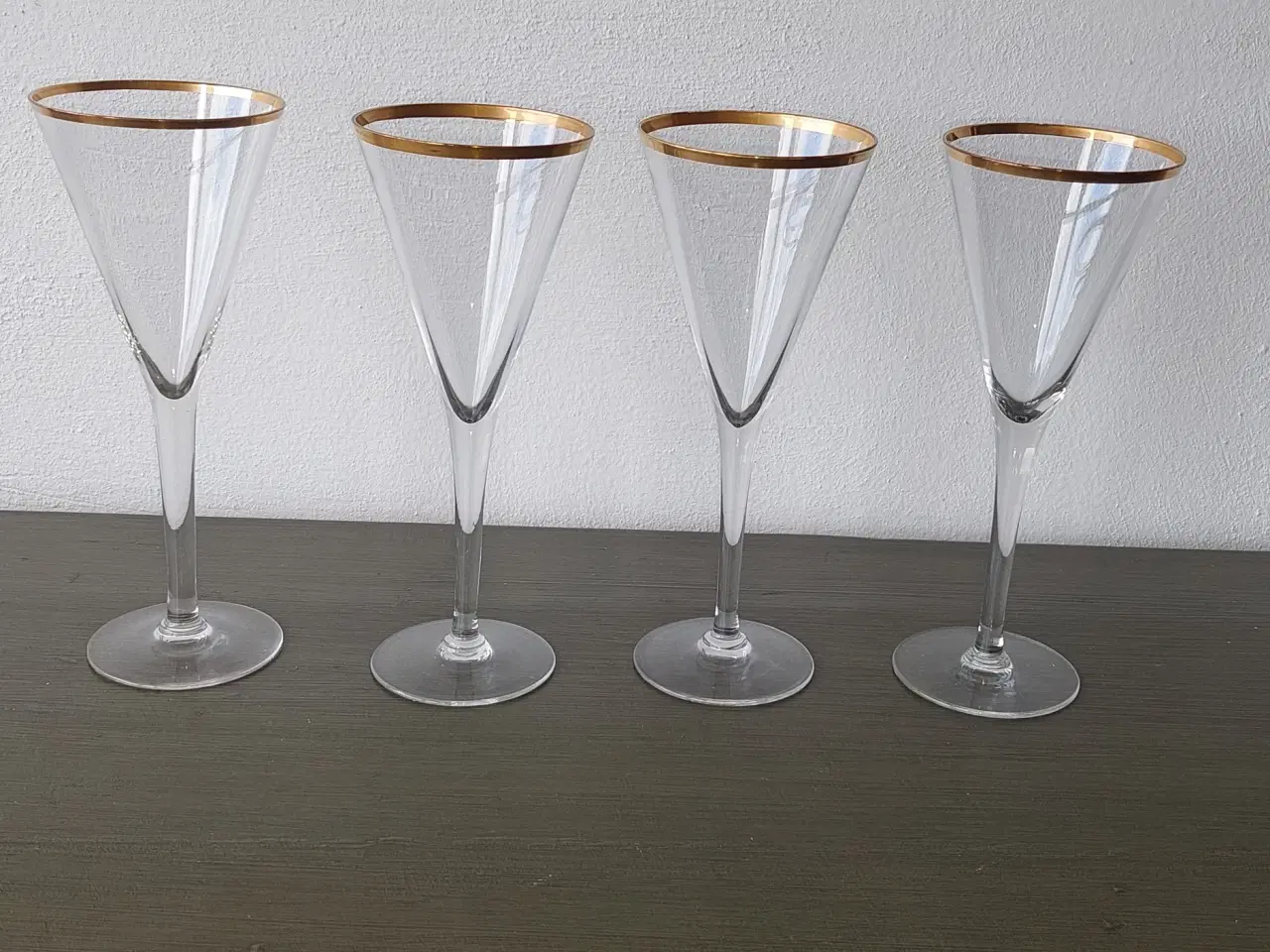 Billede 1 - 4 cocktailglas med guldkant