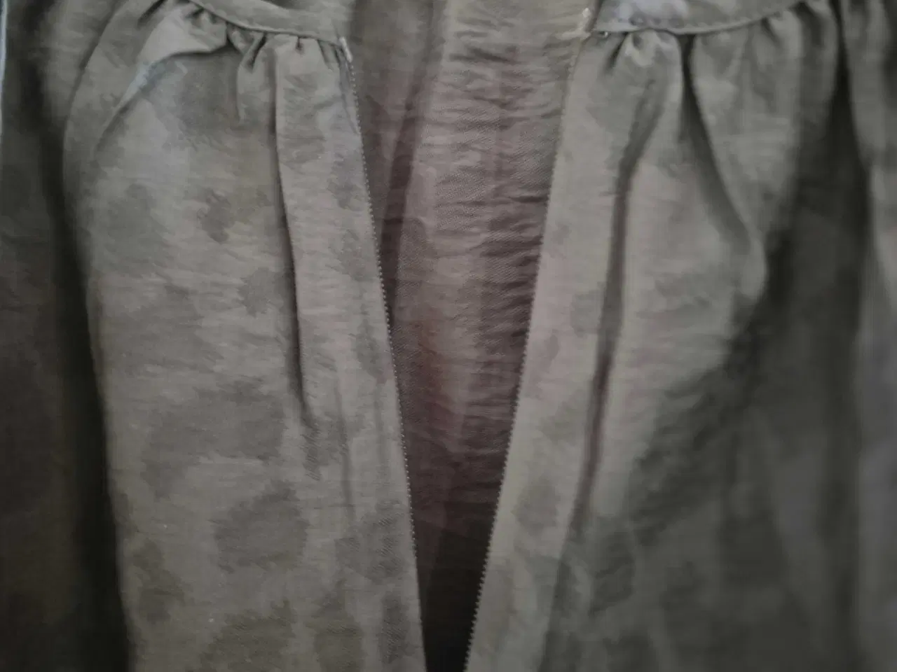 Billede 3 - Pæn object bluse 