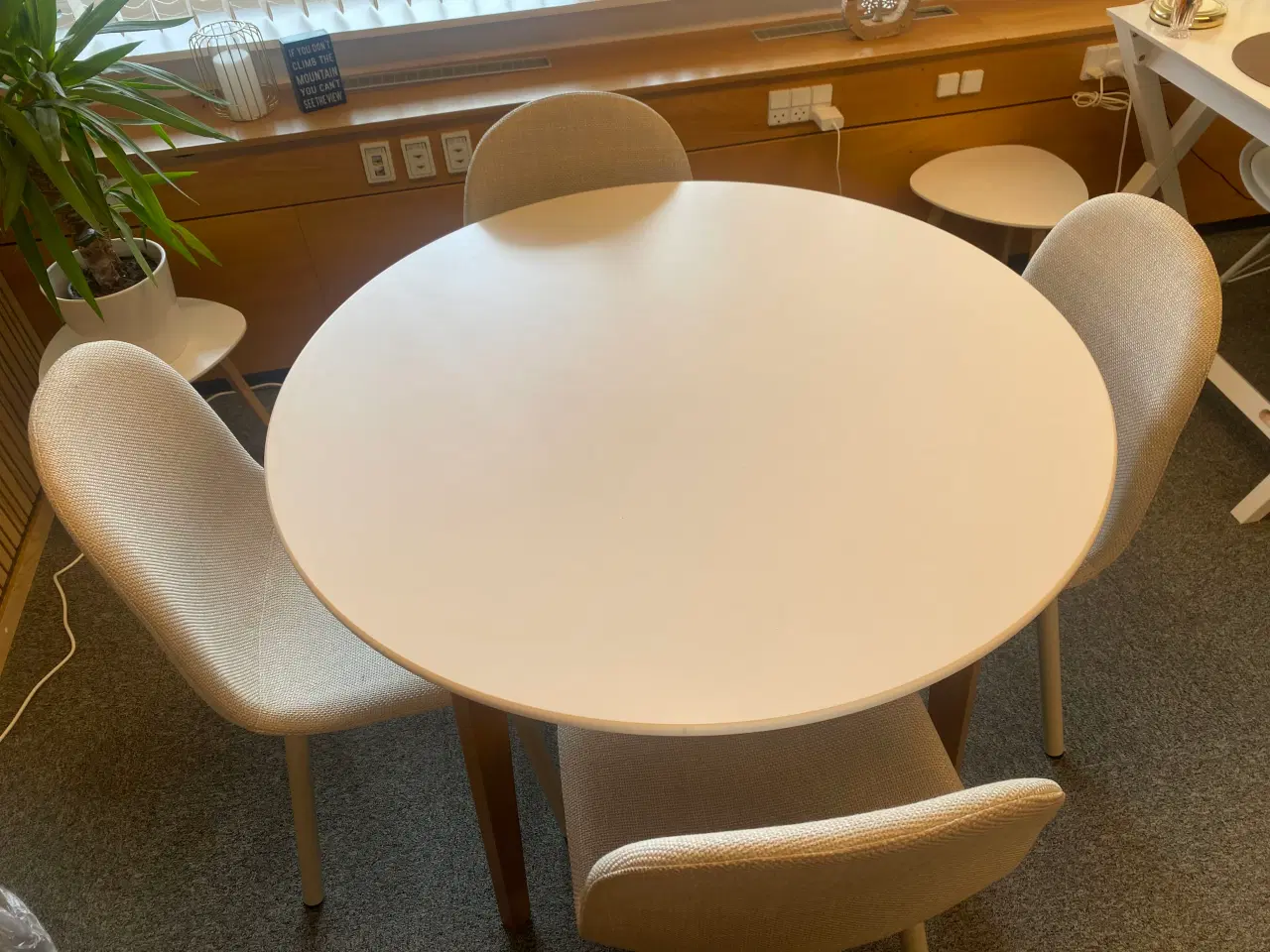 Billede 1 - Spisebord med 4 stole 