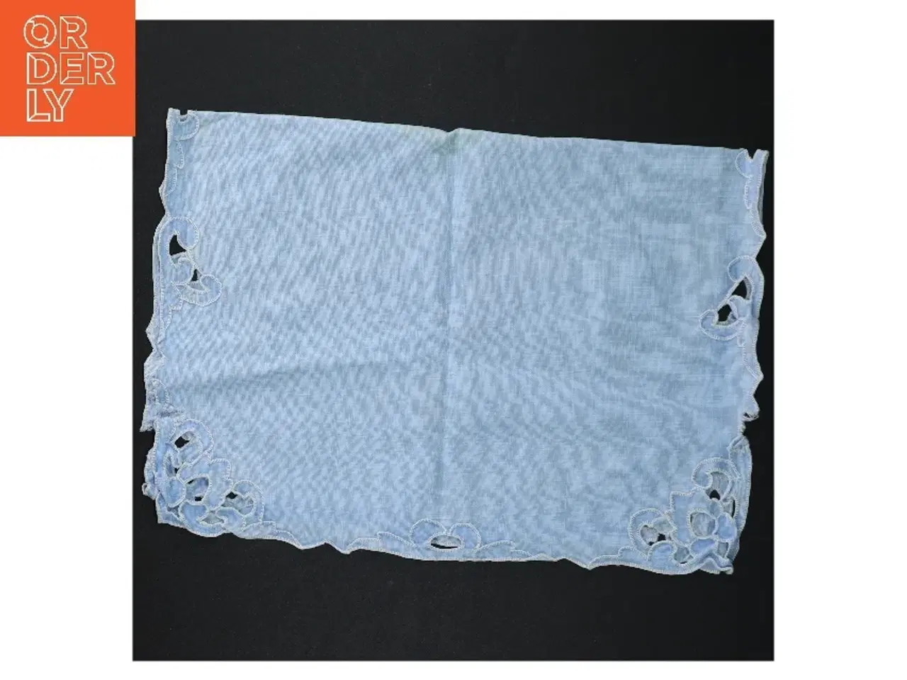 Billede 1 - Blå dekorativ lysedug med broderi (str. 43 x 30 cm)