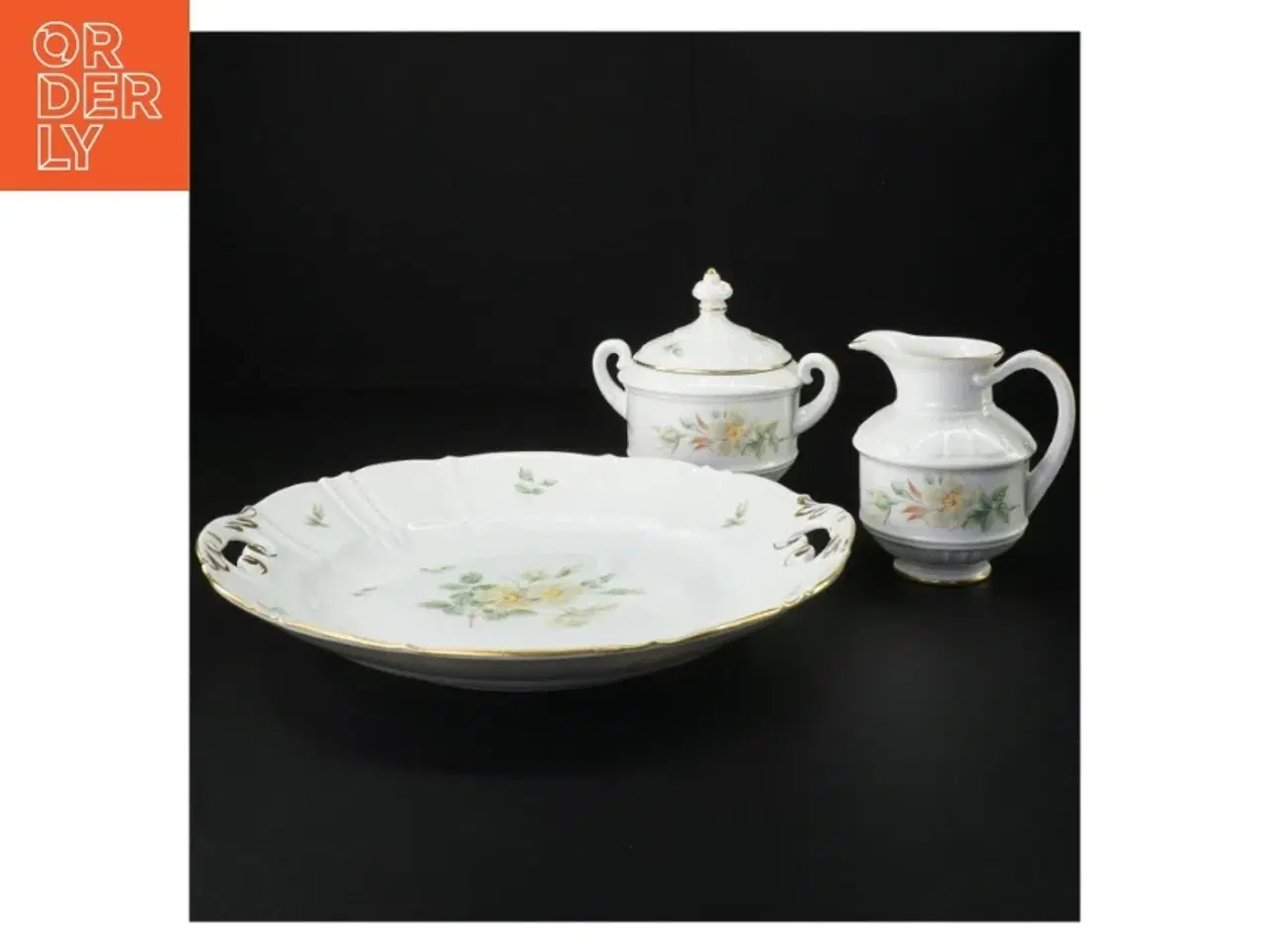 Billede 2 - Porcelænsservice med blomstermotiv fra Bing Og Grøndal (str. 24 cm og 10 x 9 cm og 12 x 14 cm)