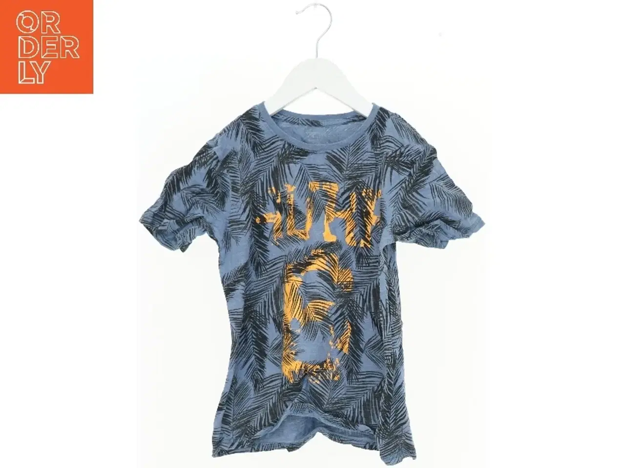 Billede 1 - Blå t-shirt med bladprint og tekst fra Friends (str. 134)