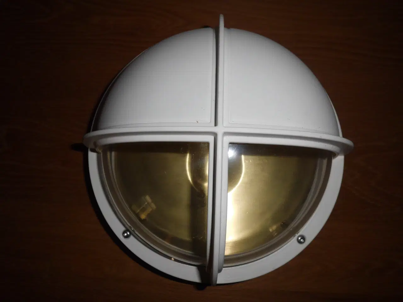 Billede 1 - Skotlampe udendørs E27, hvid med halvskærm ny