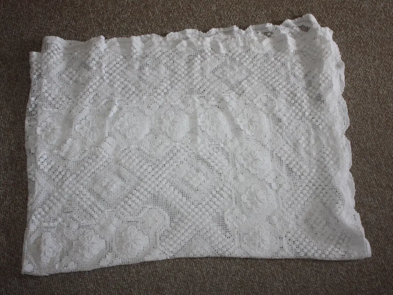 Billede 1 - Hæklet dug i bomuld 140 x 102 cm
