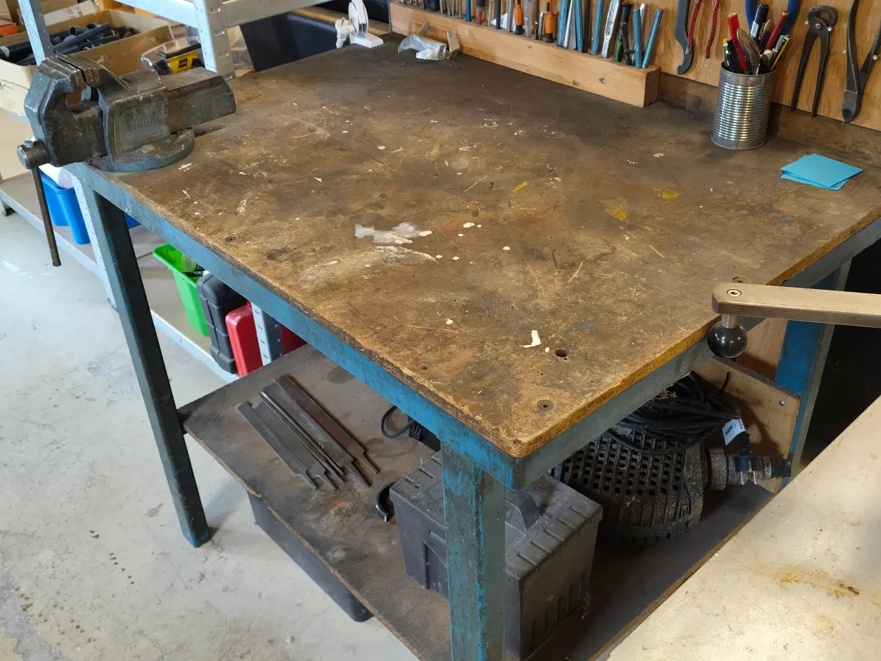 Billede 1 - Arbejdsbord med skruestik.