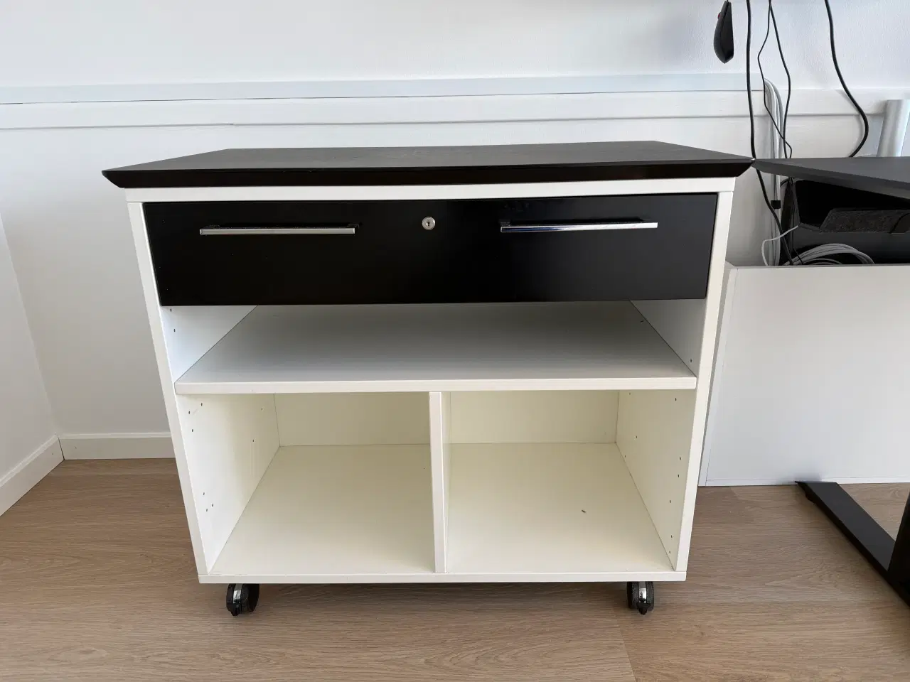 Billede 1 - Hvid Reol med sort skuffe