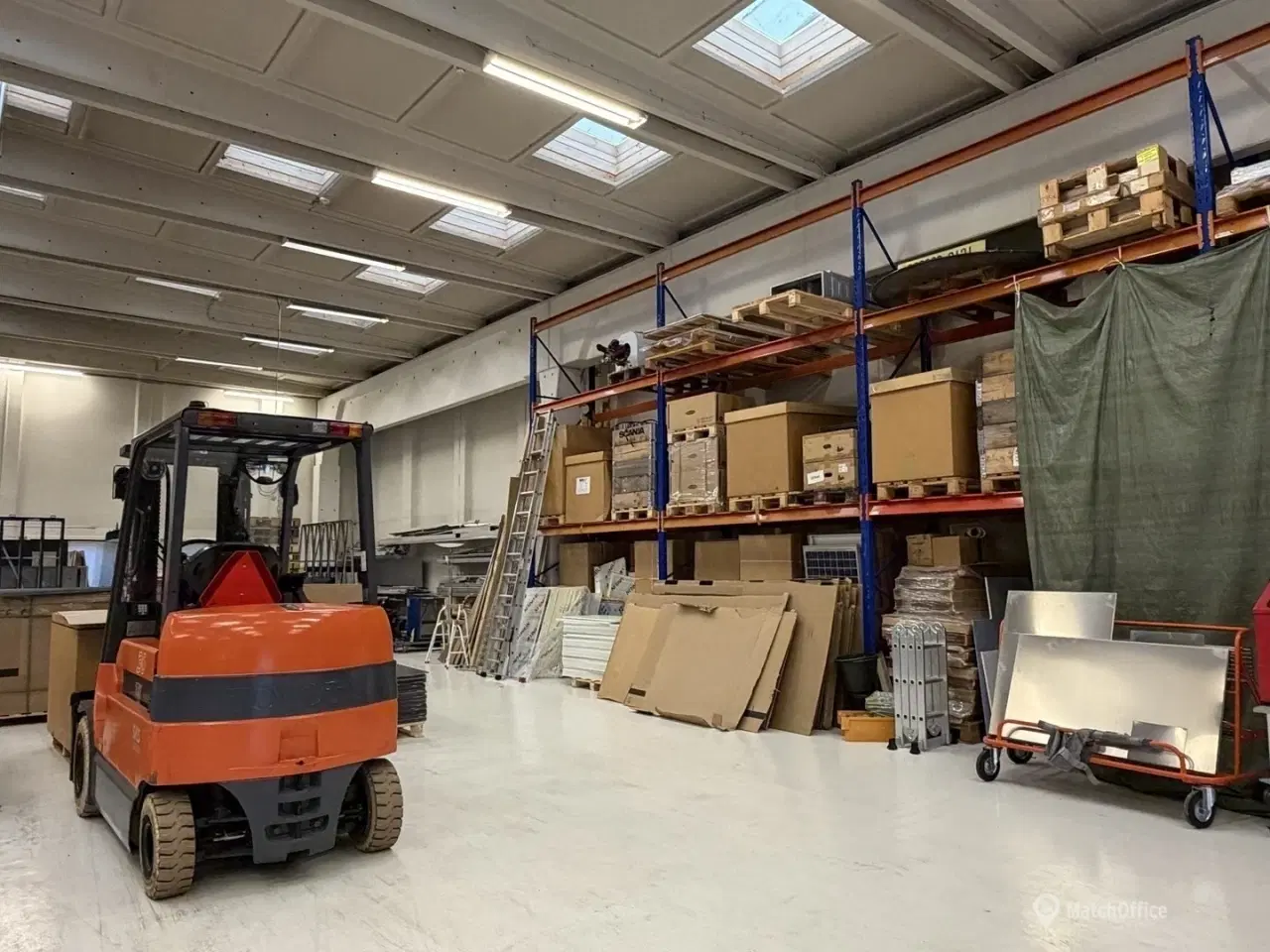Billede 3 - 813 m² højloftet lagerhal på indhegnet grund