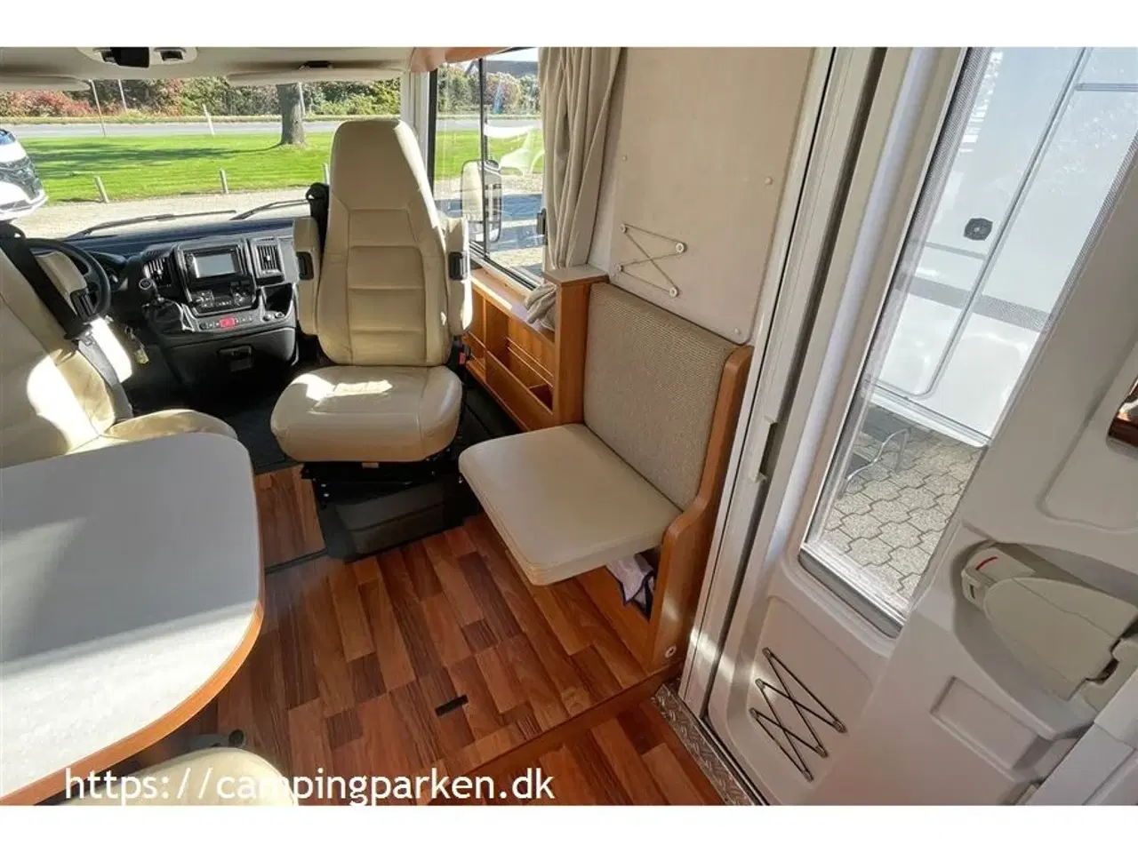 Billede 4 - 2013 - Hymer Exsis I698   Flot helintegreret Hymer Exsis I698, queens bed i bagenden og sænkeseng