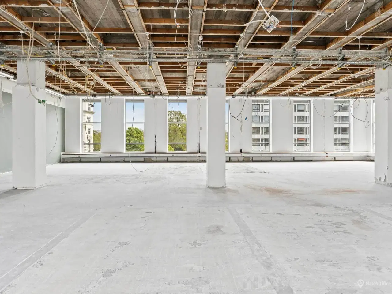 Billede 3 - Markant og eksponeret kontorhus med nem adgang til offentlig transport og parkeringsmuligheder.