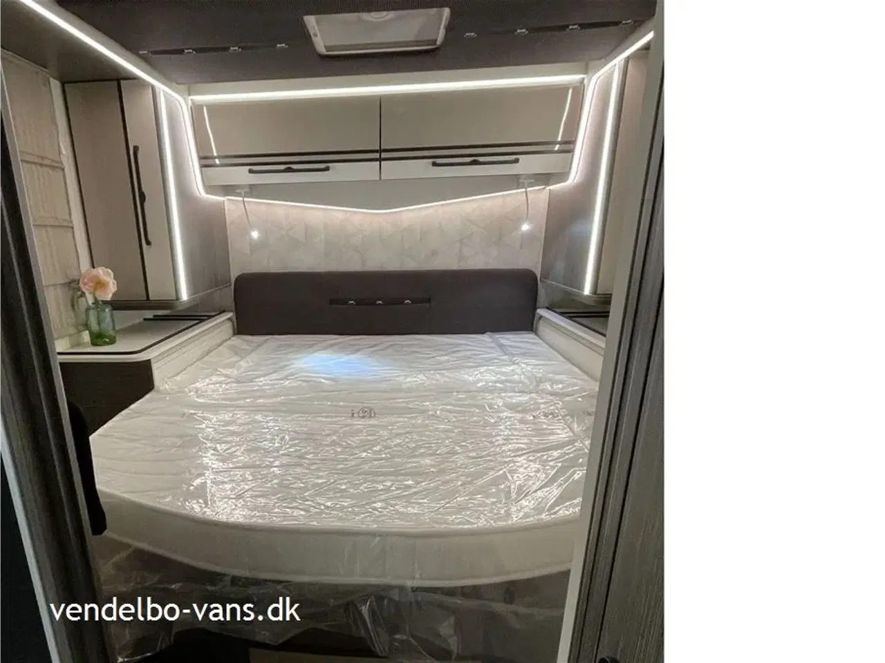 Billede 19 - 2026 - McLouis Nevis Lounge og stor højdejusterbar dobbeltseng bag + dobbeltseng foran