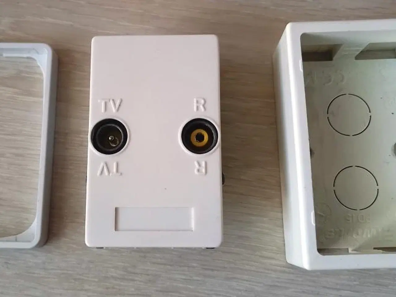 Billede 1 - Antenneudtag / -slutdåse. Freja T0B-H 