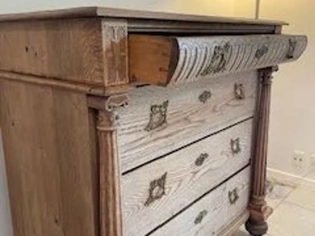 Billede 3 - Velholdt antik kommode i egetræ