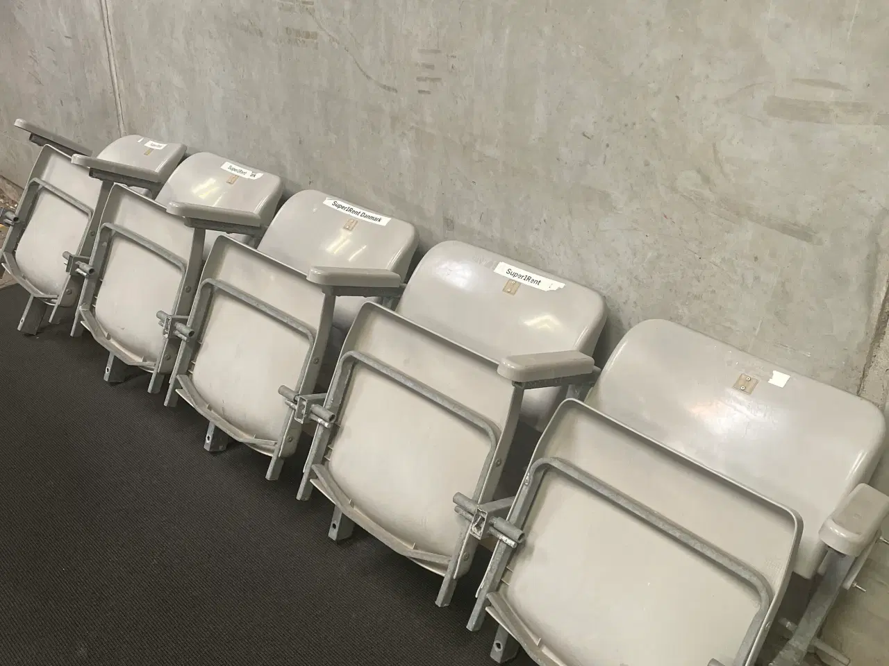 Billede 5 - Klapsæder i række med 5 sæder, 244x70x45cm, grå