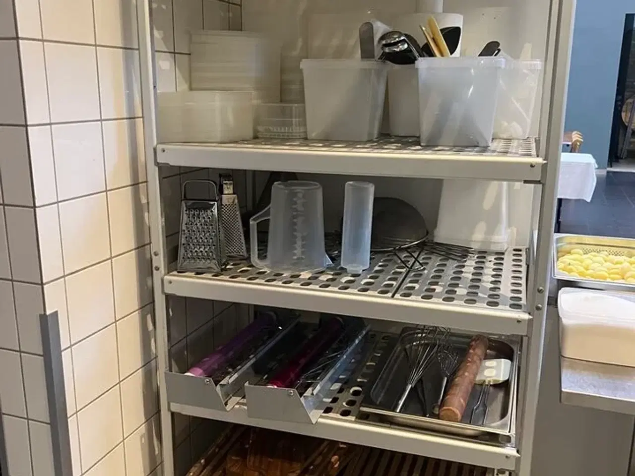 Billede 2 - Ca. 30 stk blandede køkkenredskaber (reolen medfølger ikke)