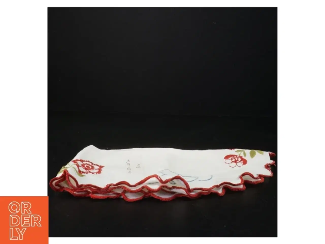Billede 2 - Broderet dug med blondekant (str. 58 x 35 cm)