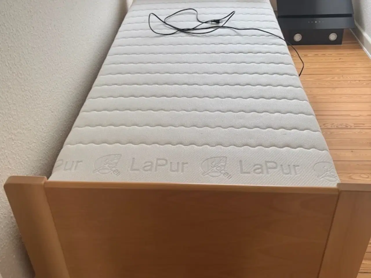 Billede 1 - Fin elevationsseng, sparsomt brugt. 90x200cm.