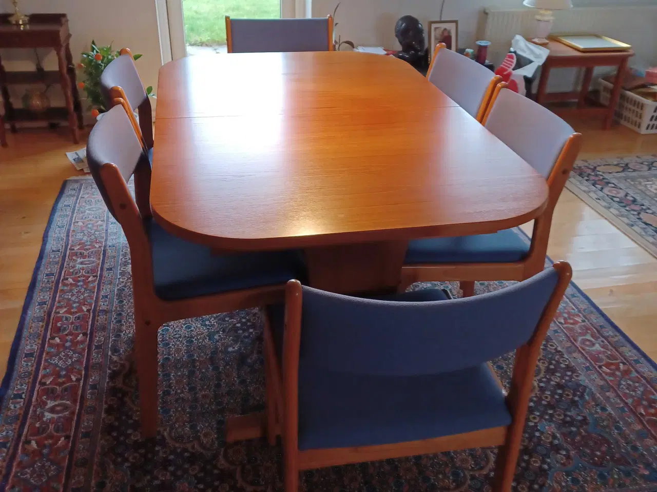 Billede 2 - Spisebord med 6 stole i teak.