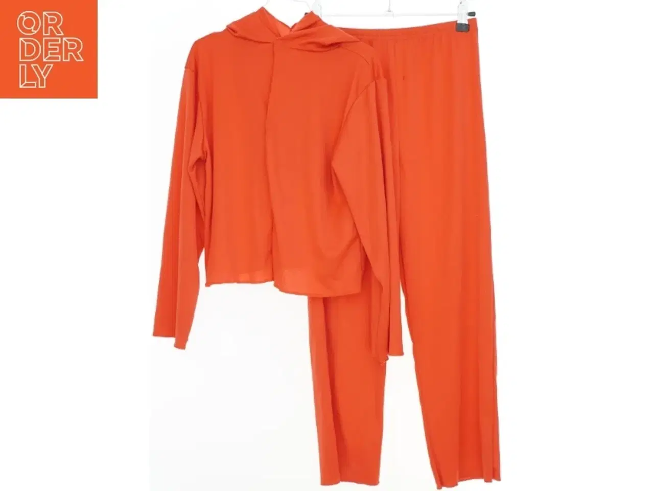 Billede 1 - Orange hættetrøje og bukser sæt (str. 140)
