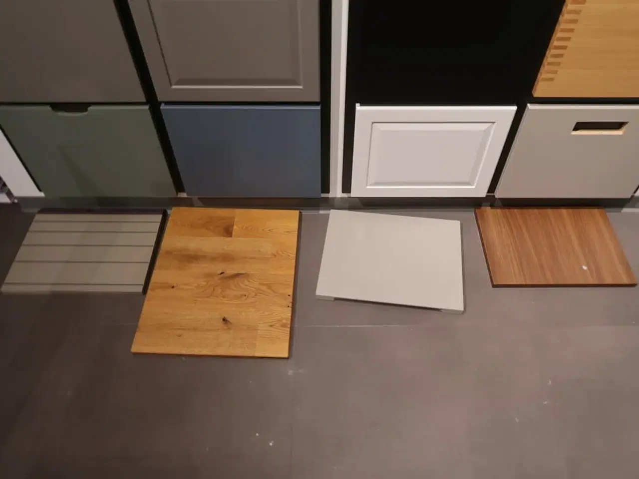 Billede 3 - Vægplader med parti Låger, bordpladeprøver, greb m.m.