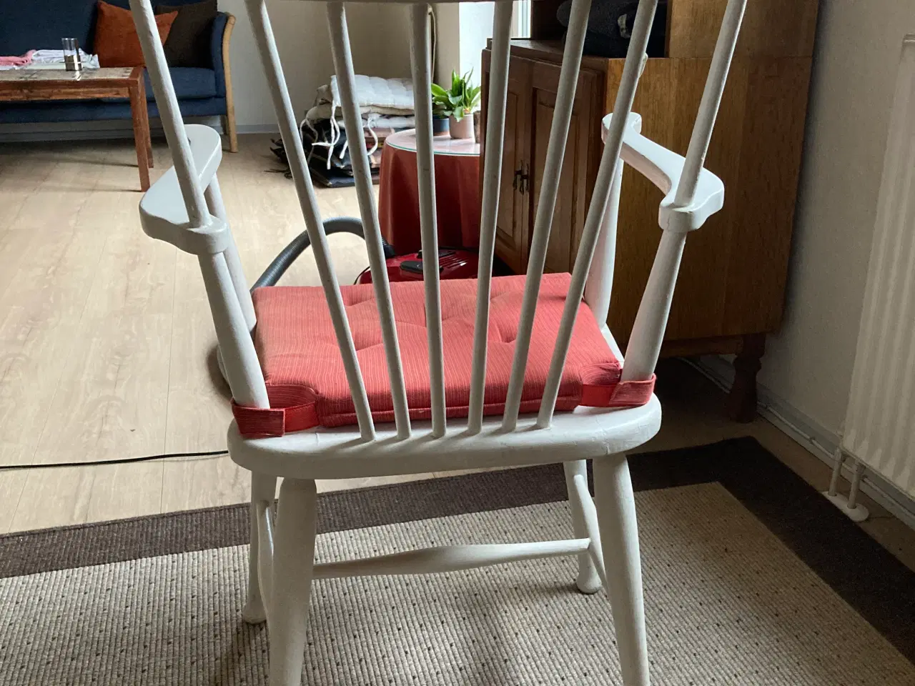 Billede 1 - Hvid træstol med armlæn