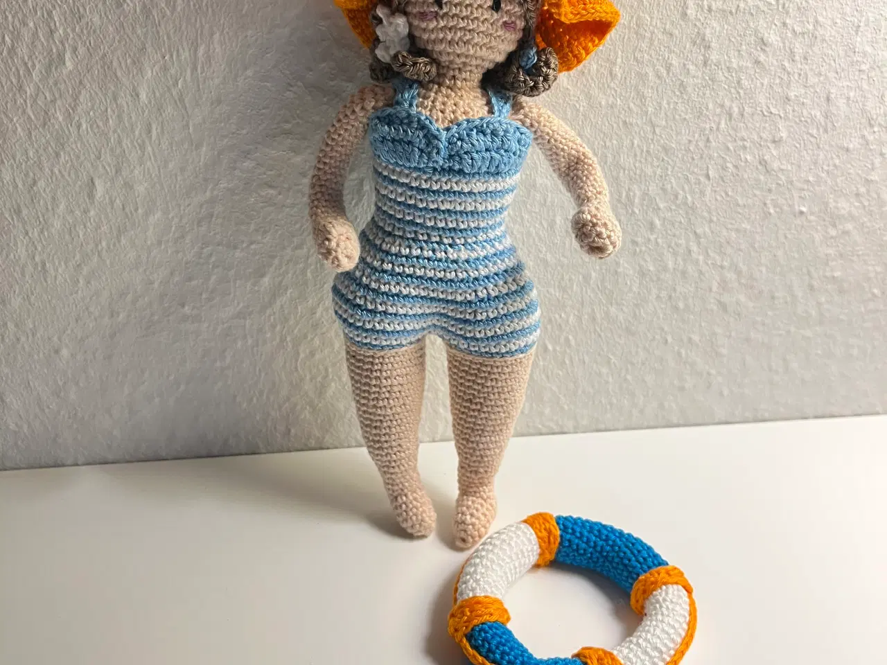 Billede 1 - Sommerpige med redningskrans