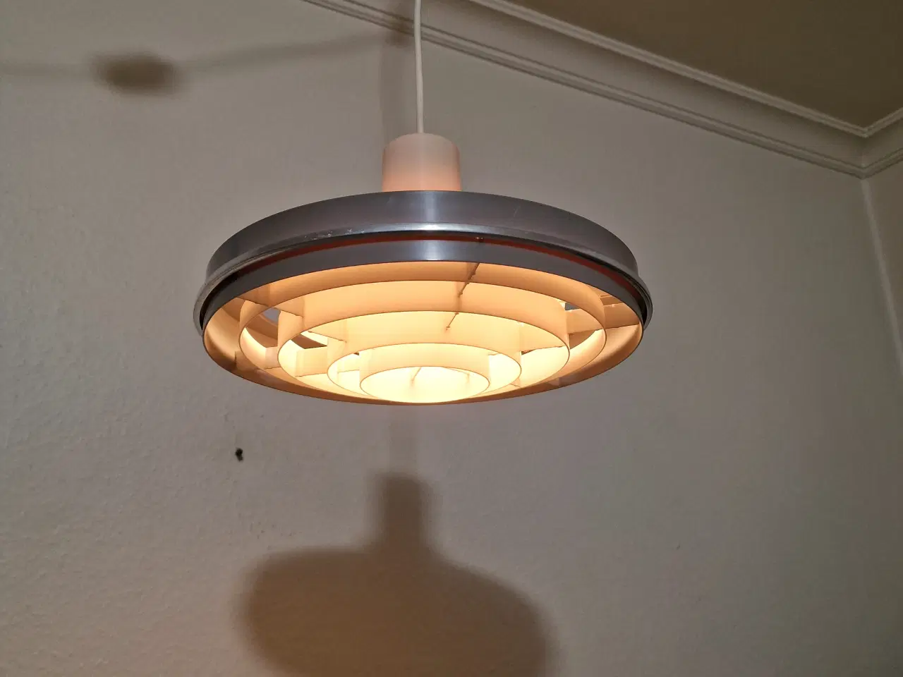 Billede 7 - Fed Space-Age pendel i plast fra 1970'erne.