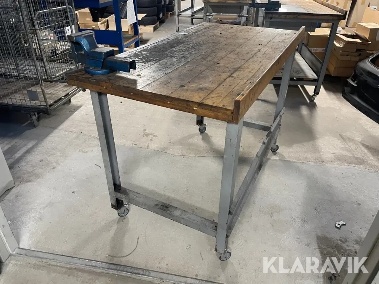 Billede 5 - Arbejdsbord på hjul med skruestik