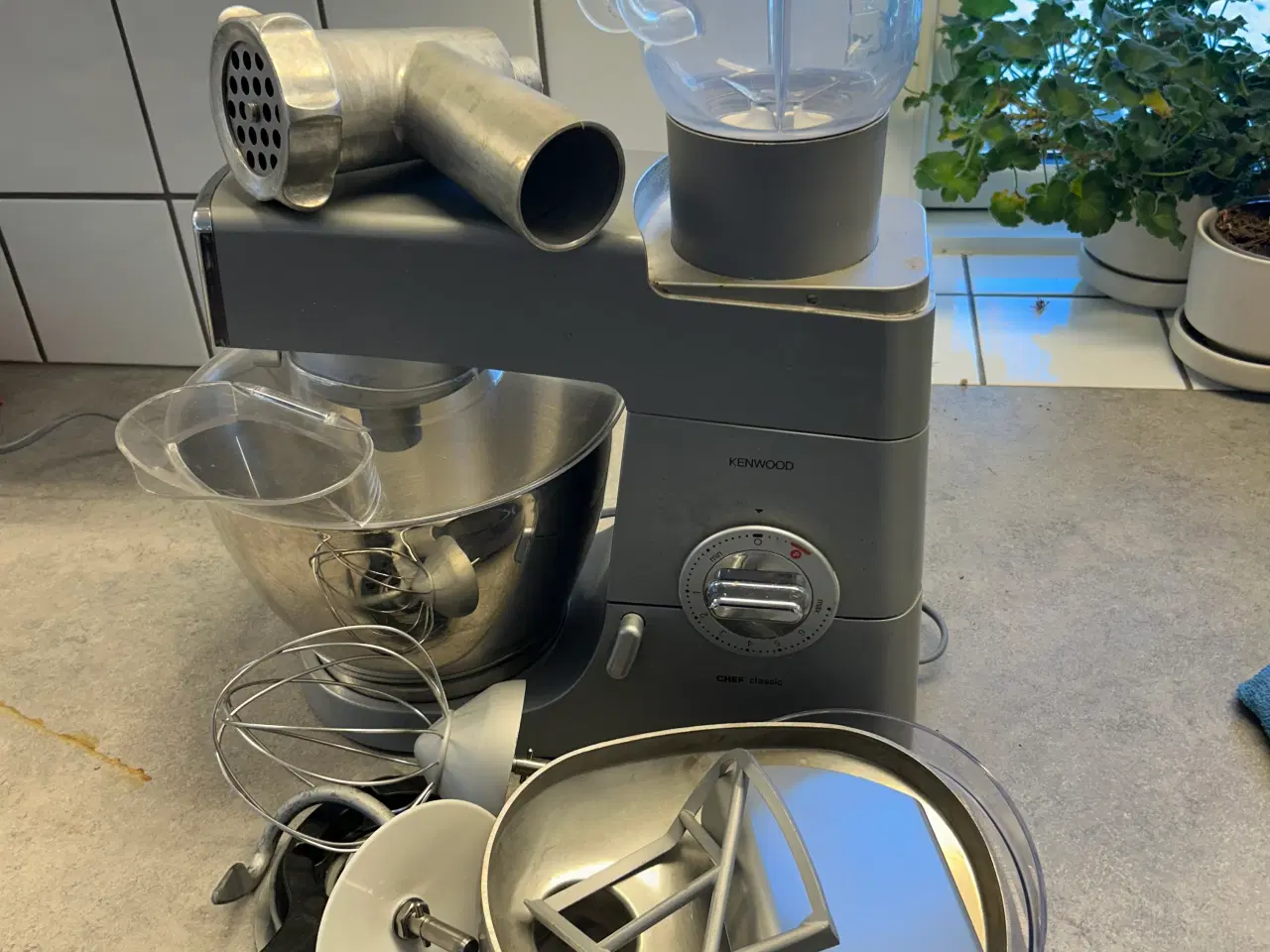 Billede 1 - Røremaskine med kødhakker, blender og meget andet.