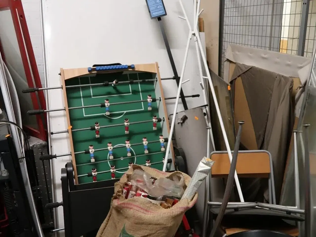 Billede 1 - Div. Stole, bordfodboldbord, fjernsyn, whiteboard m.m.